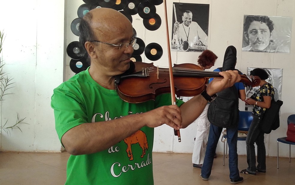 Professor de matemática, Allan Alves Ferreira  estuda violino na Escola de Choro (Foto: Graziele Frederico/G1 DF)
