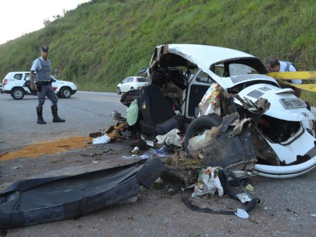 Acidente em rodovia destrói fusca e mata motorista em São Roque (Foto: Divulgação / São Roque Notícias)