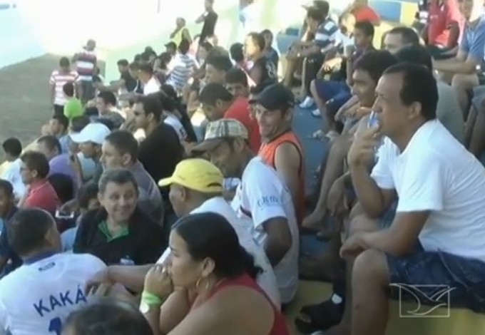 Torcida do Balsas lota Estádio Cazuza Ribeiro (MA) (Foto: Reprodução/TV Mirante)