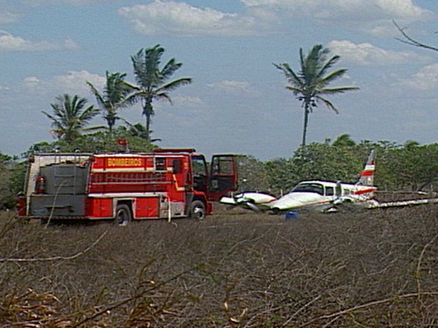 Avião com o governador faz pouso forçado em aeroclube de Campina Grande (Foto: Reprodução/TV Paraíba)