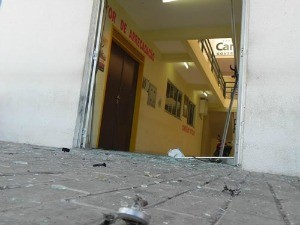 Bomba destruiu parte da entrada da prefeitura de Caririaçu (Foto: Prefeitura de Caririaçu/Divulgação)
