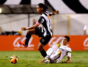 Ronaldinho Gaúcho jogo Santos contra Atlético-MG (Foto: Ricardo Saibun / Divulgação Santos FC)