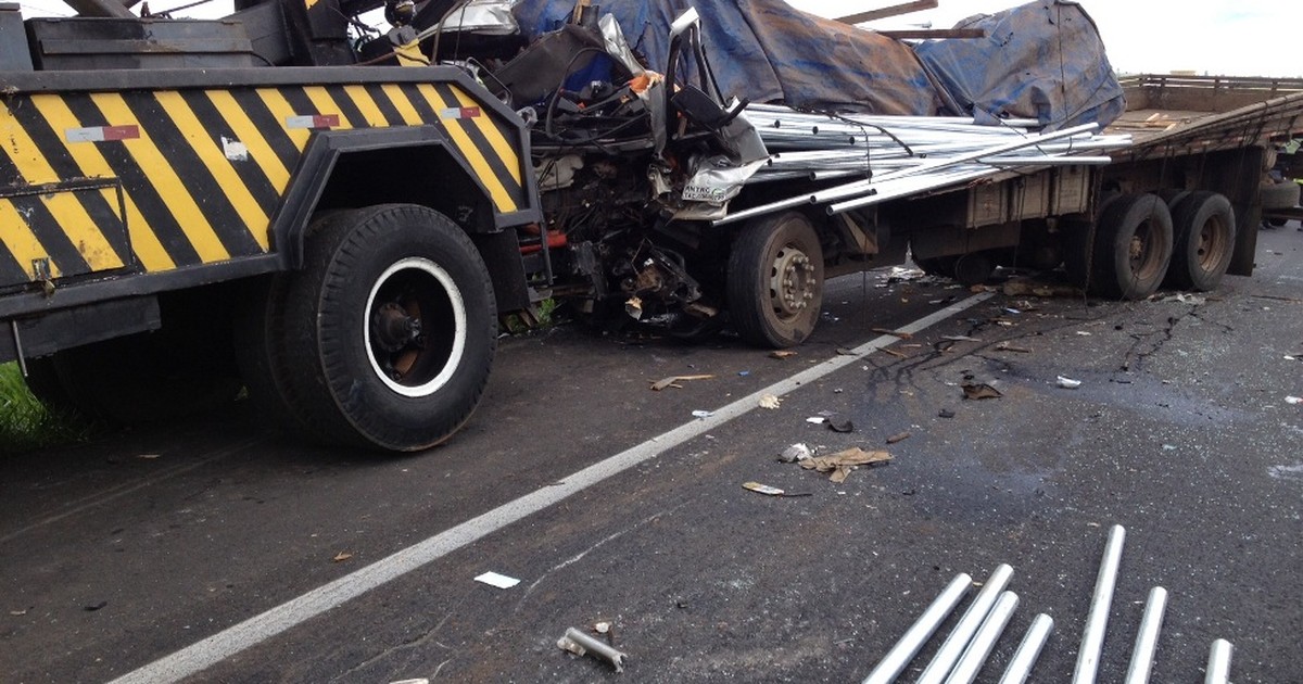 G1 Motorista Morre Em Acidente Entre Carreta E Caminhão Na Br 050 Em