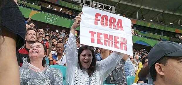 Torcedores protestam contra o presidente Michel Temer durante Jogos Olímpicos Rio 2016 (Foto: Reprodução/Twitter)