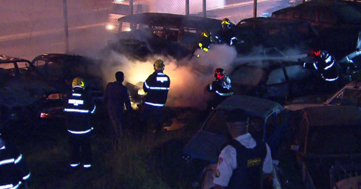 G1 Pátio do Detran é atingido por incêndio, no bairro Betânia, em BH notícias em Minas Gerais