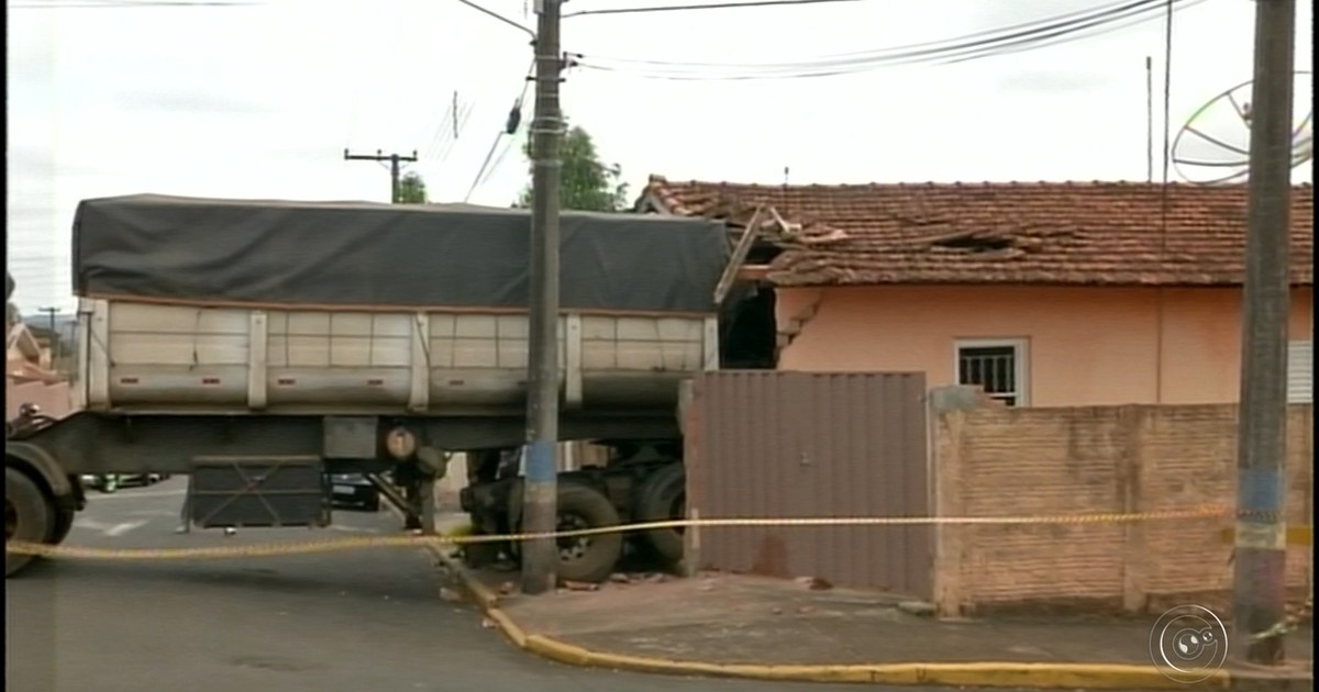 Caminhão invade casa e deixa mãe e filha feridas em Piraju - Globo.com