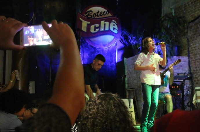 Luis Arthur Seidel, do 'The Voice Kids', cantou, tocou e chamou a atenção durante a apresentação (Foto: Luã Hernandez / RBS TV)