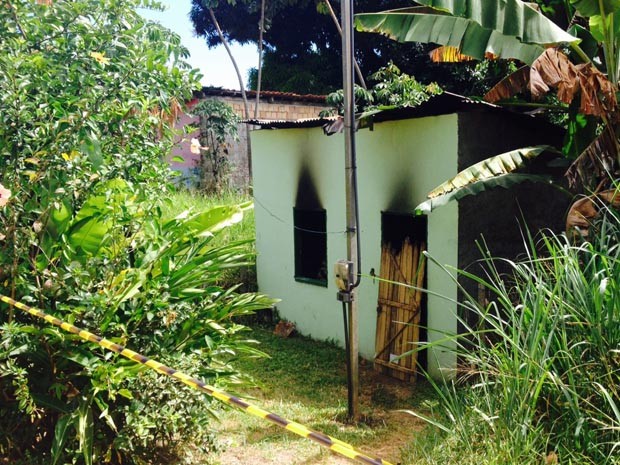 Casa pegou fogo na Bahia (Foto: TV Santa Cruz)