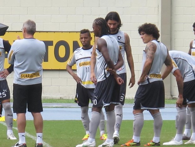 Loco Abreu se junta ao time titular para o início do coletivo  (Foto: Thales Soares / globoesporte.com)