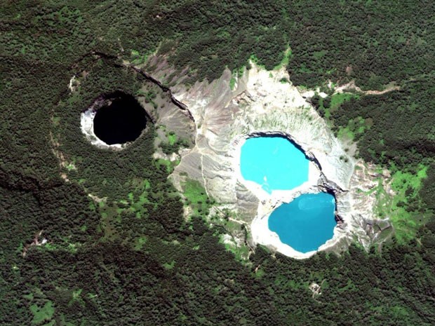 Imagem de satélite dos lagos Kelimutu  (Foto: Reprodução/Google)