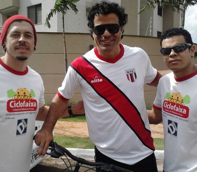 Com a camisa do Botafogo, Raí é tietado na ciclofaixa de Ribeirão Preto (Foto: Dilvulgação / Arquivo pessoal)