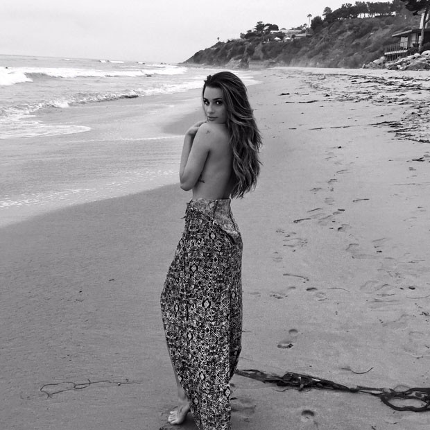 Lea Michele faz topless em sessão de fotos em praia (Foto: Instagram/ Reprodução)