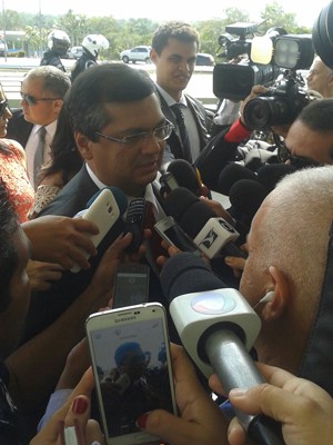 Flávio Dino fala com a imprensa na chegada ao Palácio dos Leões (Foto: Raquel Soares / G1)