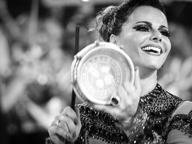 Viviane Araújo toca tamborim durante ensaio do Salgueiro na Sapucaí. (Foto: Rodrigo Gorosito/G1) Viviane Araújo toca tamborim durante ensaio do Salgueiro na Sapucaí. (Foto: Rodrigo Gorosito/G1)