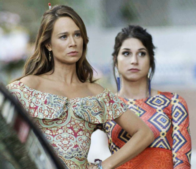 Tancinha cai no papo de Carmela e acha que Apolo terminou com ela para deixar o país (Foto: TV Globo) Tancinha cai no papo de Carmela e acha que Apolo terminou com ela para deixar o país (Foto: TV Globo)
