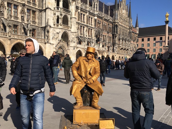 EstÃƒÂ¡tua viva na Marienplatz antes do jogo Bayern de Munique x Juventus (Foto: Claudia Garcia/GloboEsporte.com)