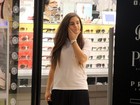 De cabelo liso, Lívian Aragão vai às compras com a família