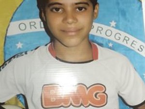 Menino de 11 ano morreu ao tentar ligar uma churrasqueira elétrica (Foto: Renato Pereira)