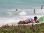 Fernanda de Freitas beija muito o namorado durante tarde na praia