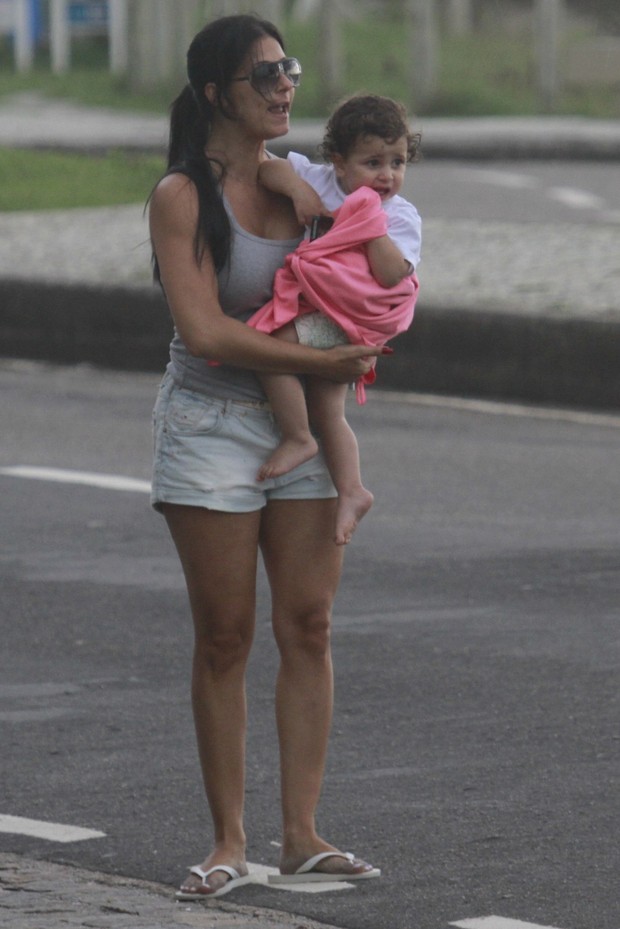 Marcello Anton deixa a praia da Barra da Tijuca com família  (Foto: Dilson Silva / Agnews)
