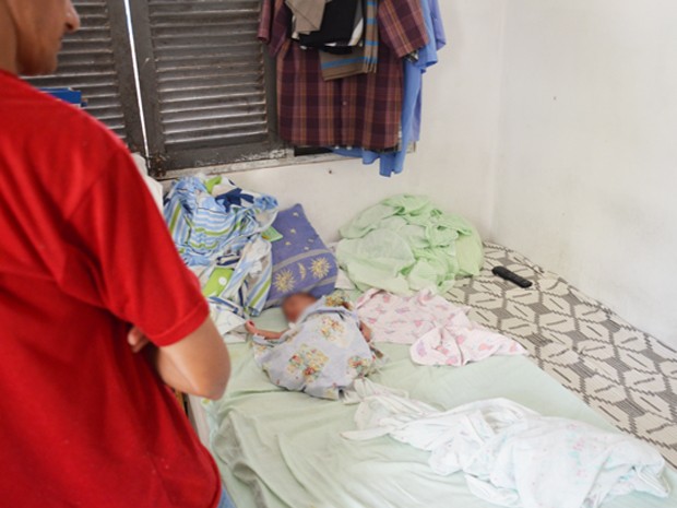 Família protege bebê de um mês de vida durante chacina em Mangabeira, em João Pessoa (Foto: Walter Paparazzo/G1)