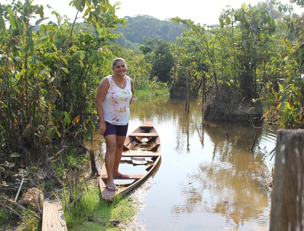 Com muita habilidade e força ela utiliza a canoa para as tarefas diárias e competir (Foto: Larissa Vieira/GLOBOESPORTE.COM)
