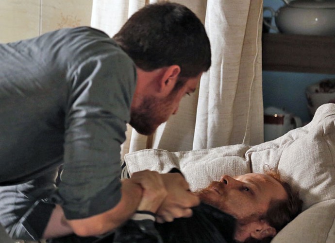 Dante se revolta com suposto marido da loira (Foto: Ellen Soares/Gshow)