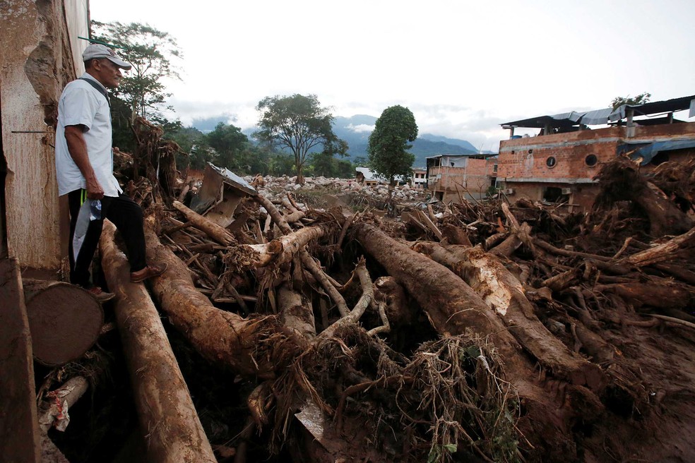 Homem olha área destruída pelas chuvas em Mocoa, na Colômbia, no sábado (1º)   (Foto: Jaime Saldarriaga/ Reuters)