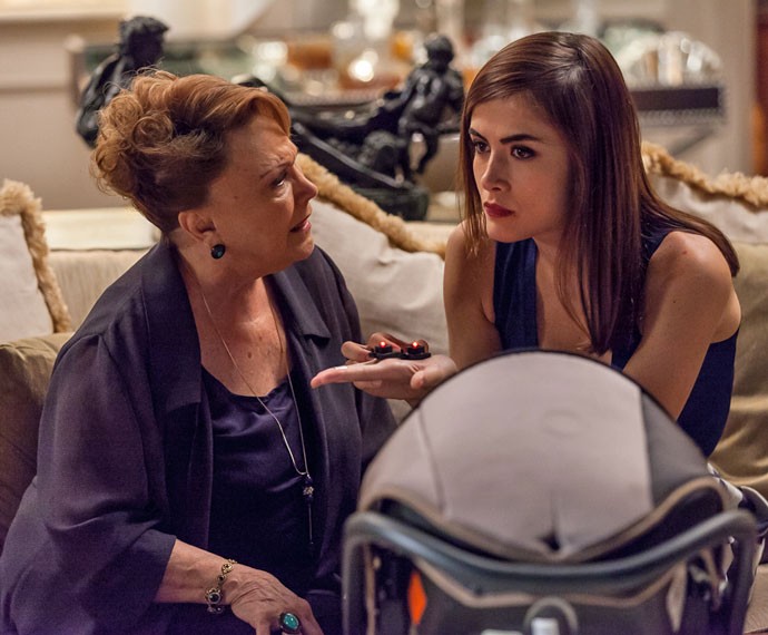 Margot fica preocupada ao ver as escutas que Izabelita encontrou em casa (Foto: Artur Meninea/Gshow)