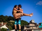 Beijo nas alturas! Ex-BBBs Rafael e Talita trocam carinhos em 'flyboard'