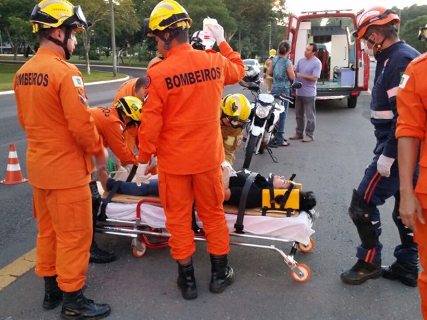 Bombeiros fazem resgate de mulher atropelada no Eixão Sul (Foto: Corpo de Bombeiros/Divulgação)