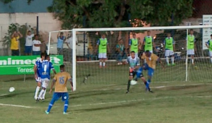 Atacante voa e faz gol de calcanhar na Série D (Foto: TV Clube)