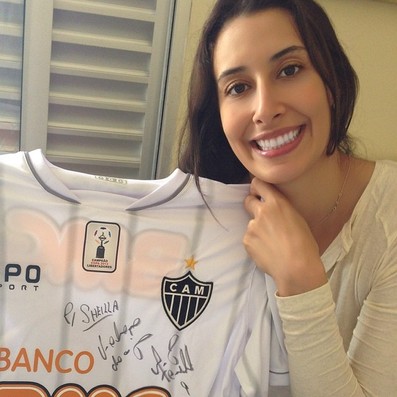 Sheilla posa toda sorridente com a camisa autografada pelo atacante Diego Tardelli (Foto: Reprodução Instagram)