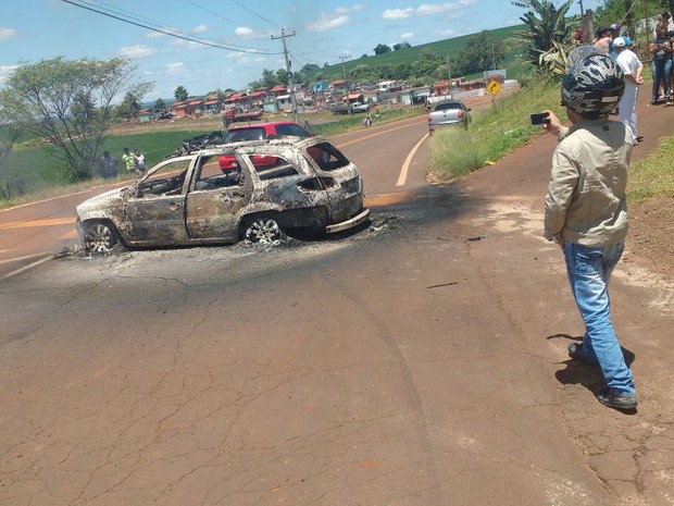 Antes de ser abandonada, viatura da Brigada Militar foi incendiada em Miraguaí (Foto: Arquivo Pessoal)