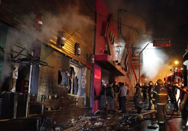 Dezenas de pessoas morreram e centenas ficaram feridas em incêndio (Foto: Germano Roratto/Agência RBS)