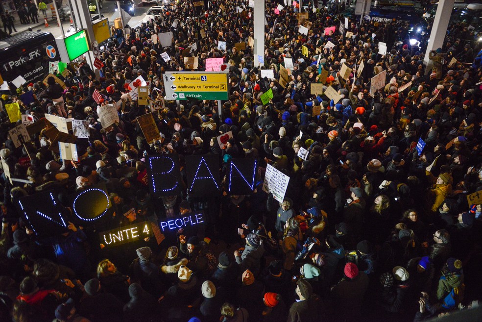 Manifestantes no aeroporto John F. Kennedy, em Nova York (Foto: STEPHANIE KEITH / GETTY IMAGES NORTH AMERICA / AFP)