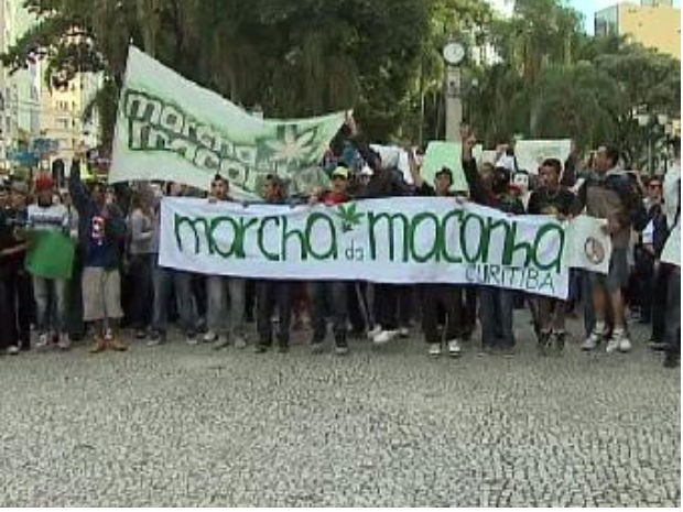 Manifestantes se reuniram na Boca Maldita, em Curitiba (Foto: Reprodução / RPC TV) Manifestantes se reuniram na Boca Maldita, em Curitiba (Foto: Reprodução / RPC TV)