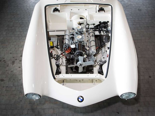 Um motor V8 foi refeito nas especificaÃ§Ãµes da dÃ©cada de 1950 (Foto: DivulgaÃ§Ã£o/BMW)