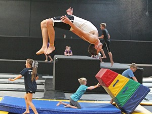 Crianças e adolescentes treinam em ginásio de Orem, Utah  (Foto: Rick Bowmer/AP)