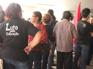 Docentes ocuparam pátio da Secretaria de Educação (Foto: Catarina Costa/G1 PI)