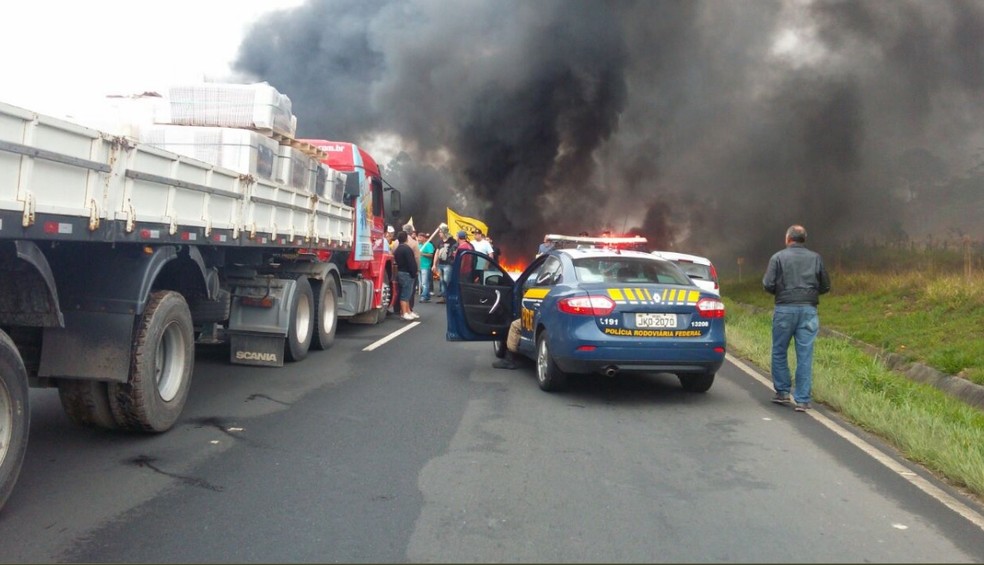 Protesto interditou km 370 da BR 101, em Morro da Fumaça, no Sul de SC (Foto: PRF/Divulgação)