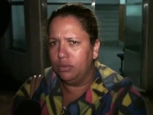 Tia de Jaciene veio até Santos para levar o corpo da jovem (Foto: Reprodução/TV Tribuna)