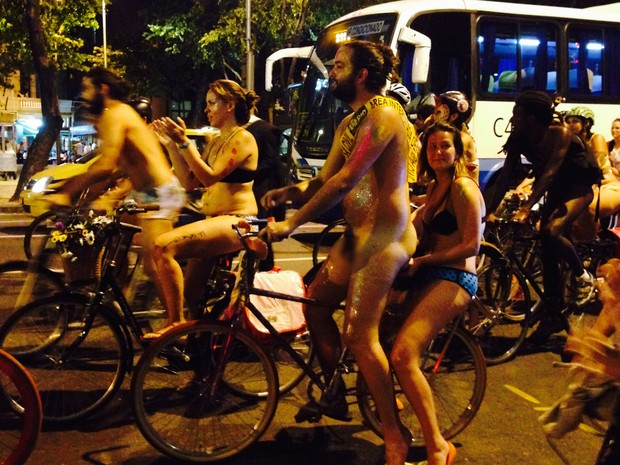 Mulheres mantiveram peças de roupa enquanto homens aderiram totalmente à nudez (Foto: Daniel Silveira / G1)