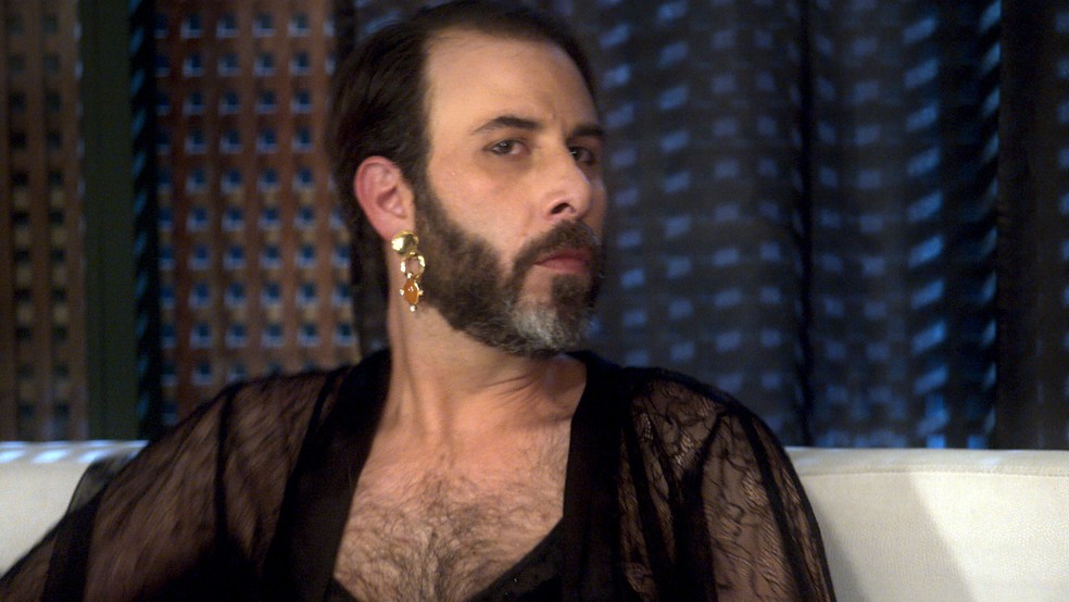 Hércules não dispensa os brincos (Foto: TV Globo)