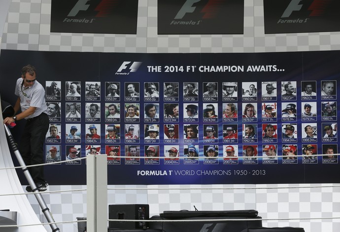 Campeões da Fórmula 1 estampam painel de pódio do GP do Brasil em Interlagos (Foto: AP)