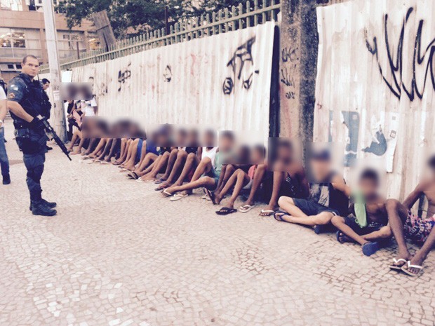 Menores foram apreendidos diante do Tribunal de Justiça, no Centro do Rio (Foto: Jorge Antonio Barros/ Arquivo pessoal)