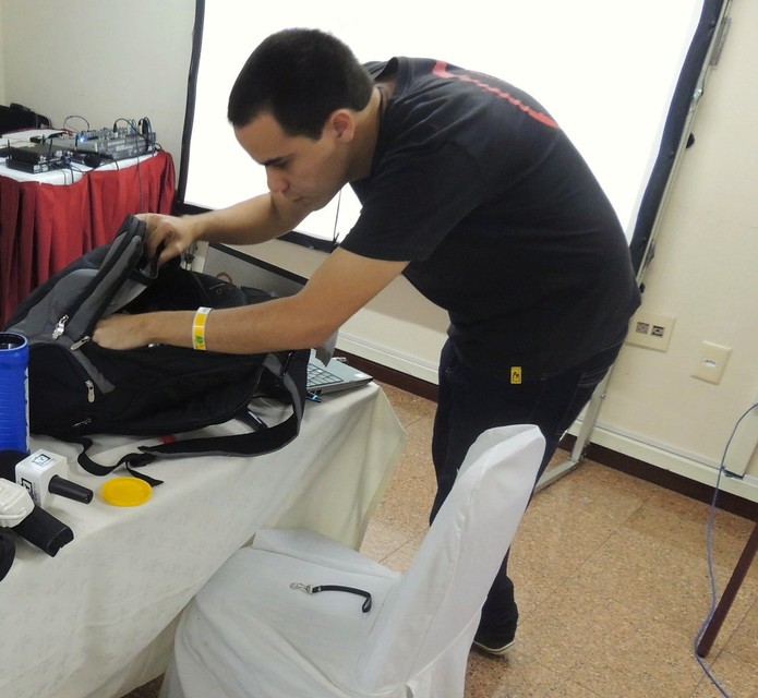 Organizar tudo é importante; enrole os cabos com cuidado e proteja os gadgets de impactos (Foto: Breno Neves/TechTudo) Organizar tudo é importante; enrole os cabos com cuidado e proteja os gadgets de impactos (Foto: Breno Neves/TechTudo)