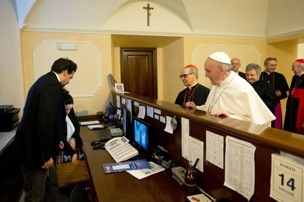 Foto do 'Osservatore Romano' mostra o Papa Francisco fazendo o check-out da residência onde se hospedou, em Roma (Foto: Reuters/Osservatore Romano)