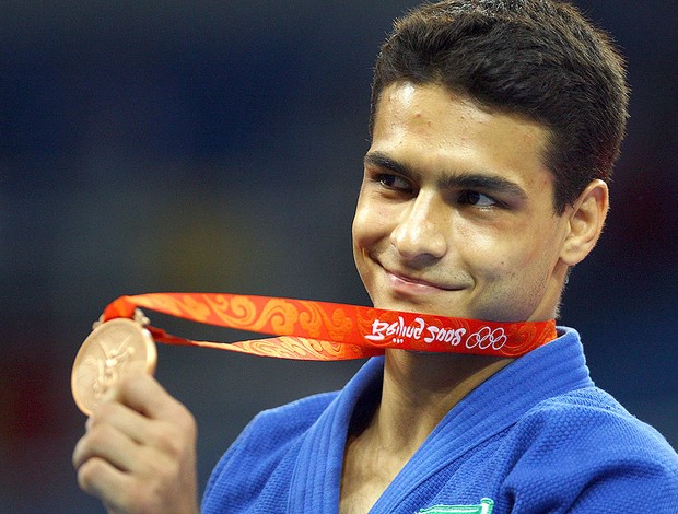 Leandro Guilheiro com a medalha das olimpíadas de Pequim 2008 (Foto: Getty Images) - leandroguilheiro_medalha_get_95