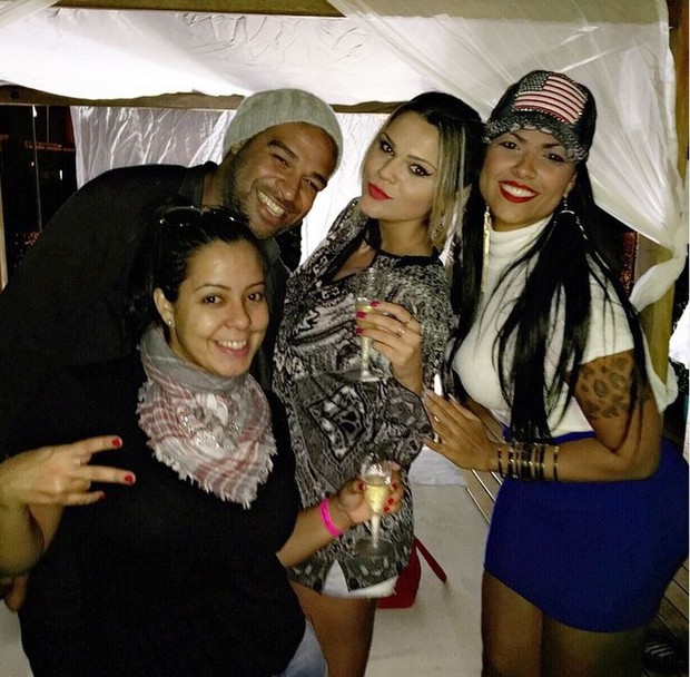 Adriano com amigas (Foto: Reprodução/Instagram)